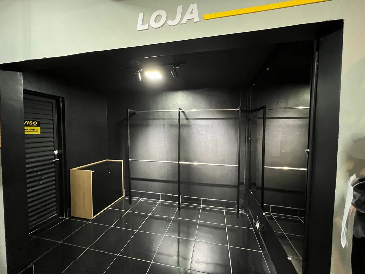 Arara fixa de parede cromada/preta