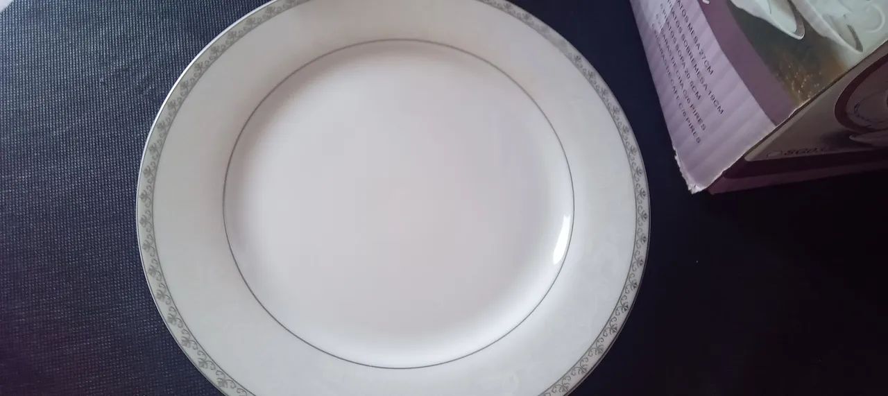 Royal Castle Fine Porcelain.  - Foto 2