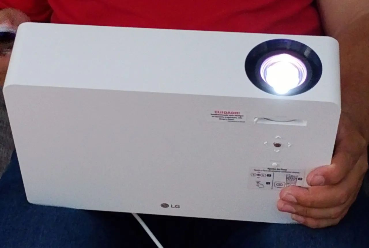 Projetor LG HU70LA 4K + Tela Betec 120" Retrátil c/ Tripé - Foto 4