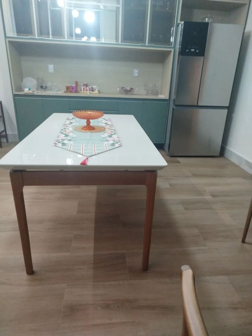 Mesa de Jantar Clássica com Tampo Branco de Vidr - Foto 2