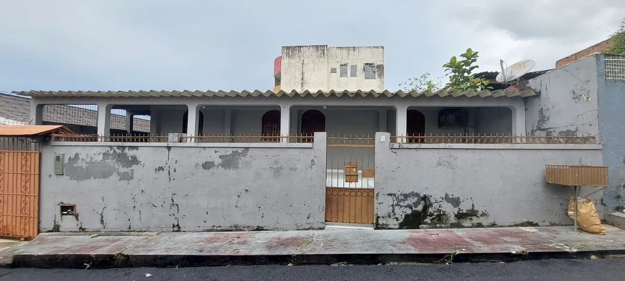 Casa para venda possui 220 metros quadrados com 5 quartos em Japiim - Manaus - AM