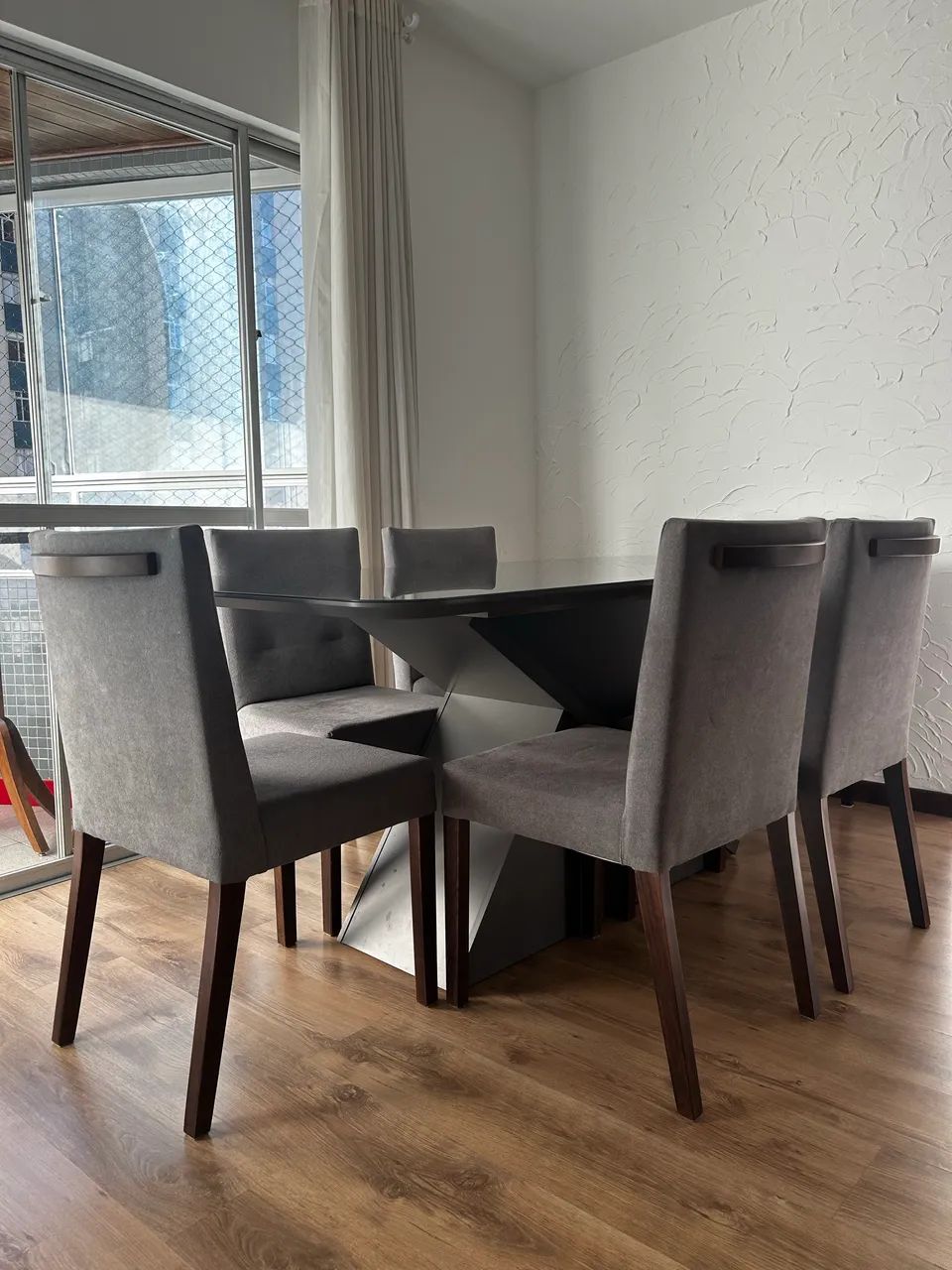 Mesa com 6 cadeiras de madeira estofada em linho