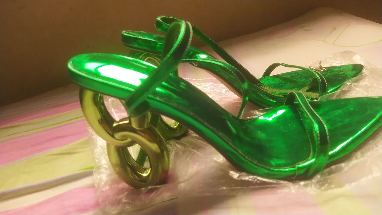 Sandália Verde com Salto Detalhado - Elegância e Estilo!