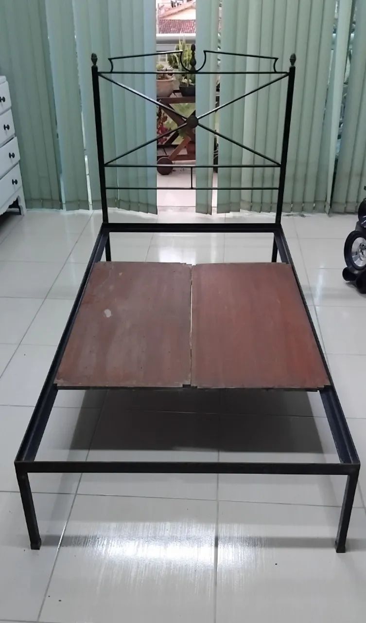 Vendo cama de solteiro de ferro, confortável, resistente, 90cm X 180cm - Foto 4