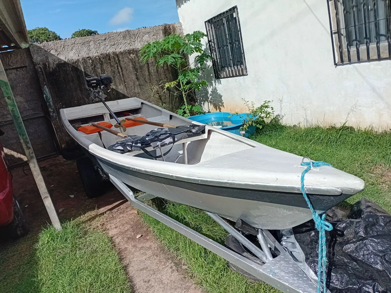 Barco de fibra com motor estacionário