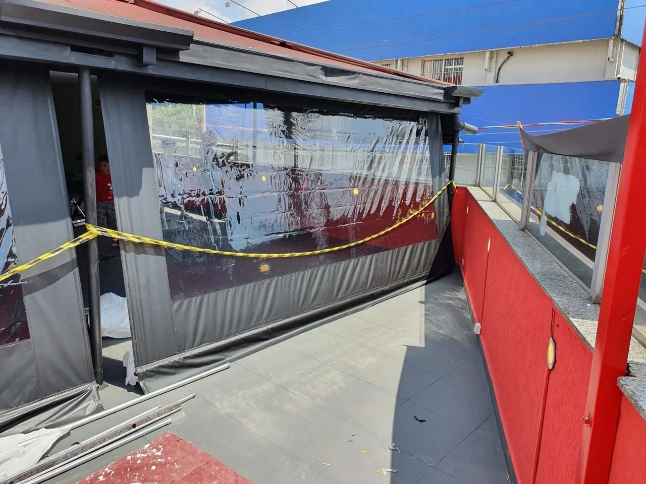 Toldos retrátil cortinas rolos cobertas em policarbonato e revestimento em acm  - Foto 2