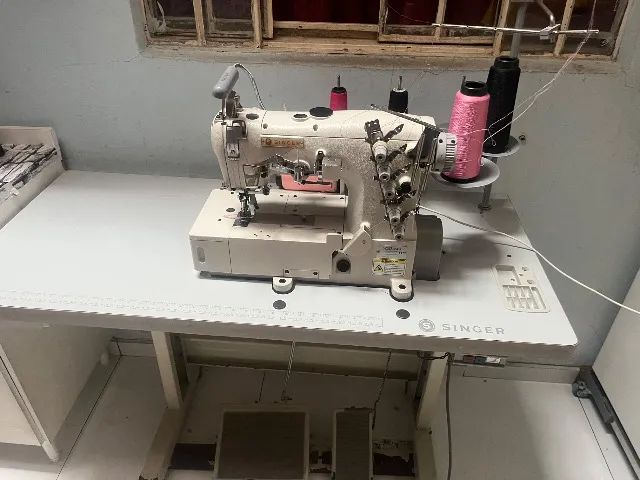 Máquina de costura galoneira de base plana alta velocidade Singer