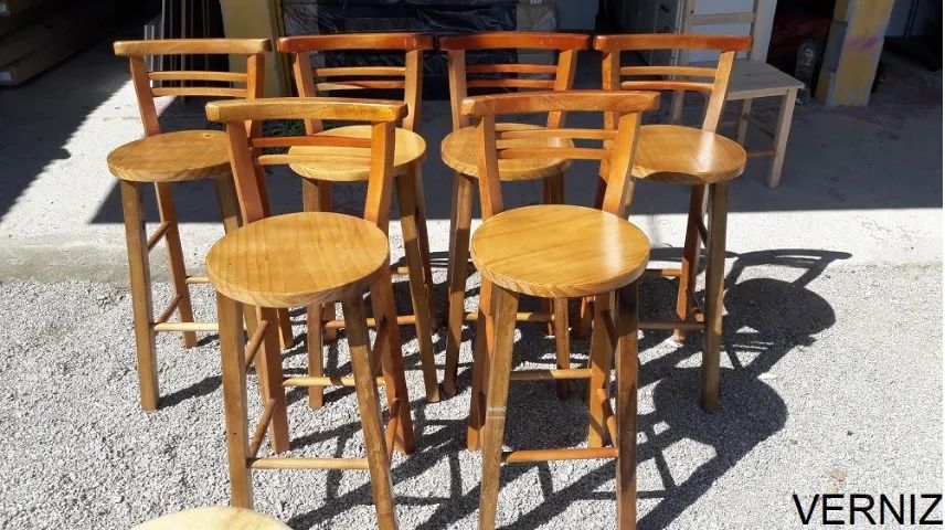 Banquetas redondas altas, 70cm de altura, madeira de eucalipto.