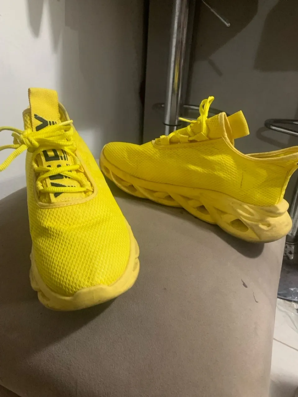 Tênis esportivo amarelo Num 41