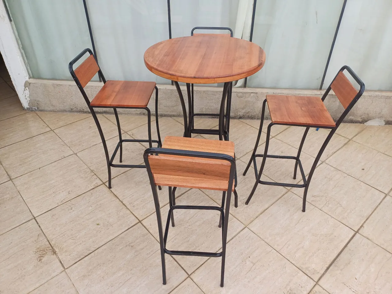 Conjunto Mesa Redonda e 3 Banquetas em Madeira e Metal