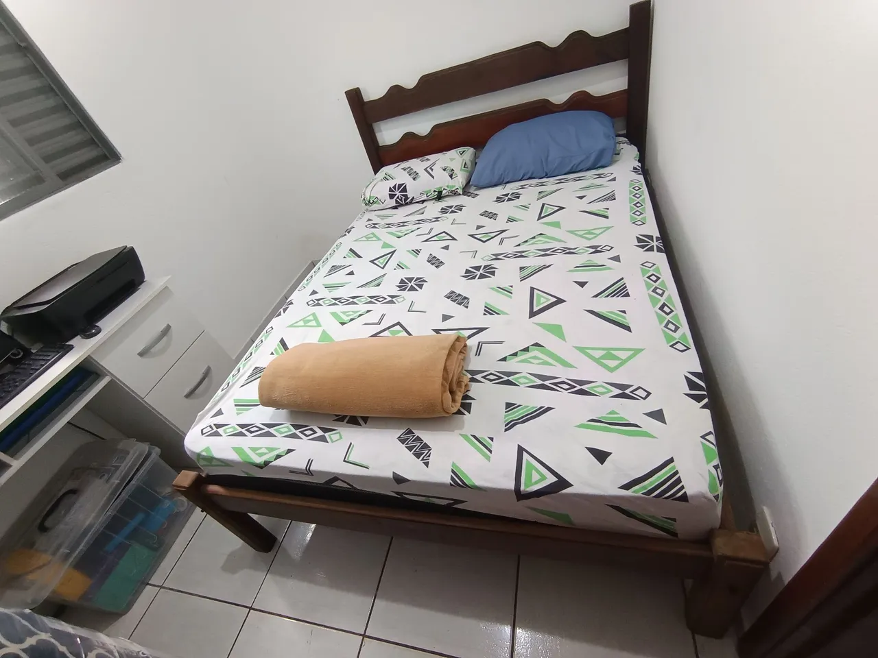Cama de madeira com colchão D33 muito bom.