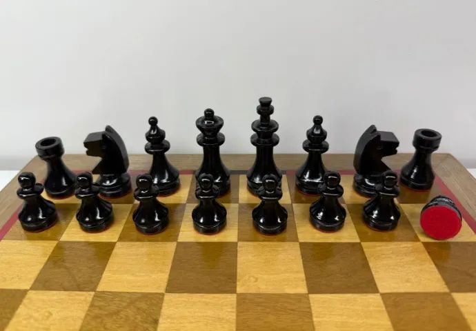 Jogo de Xadrez Artesanal em Madeira - Tabuleiro e Peças (32x32cm) - Foto 3