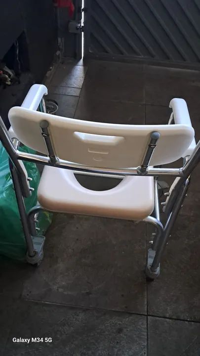 Cadeira de rodas com vaso sanitário - Foto 2