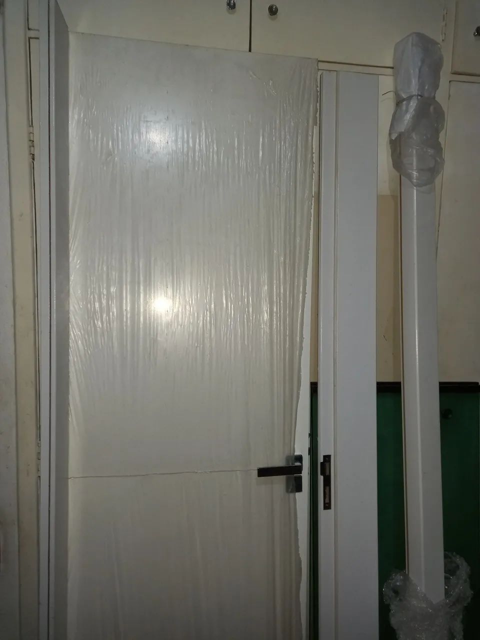 Porta completa branca melaminica nova com fechadura,dobradiças, marco e batente 210x60