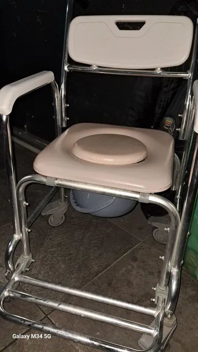 Cadeira de rodas com vaso sanitário