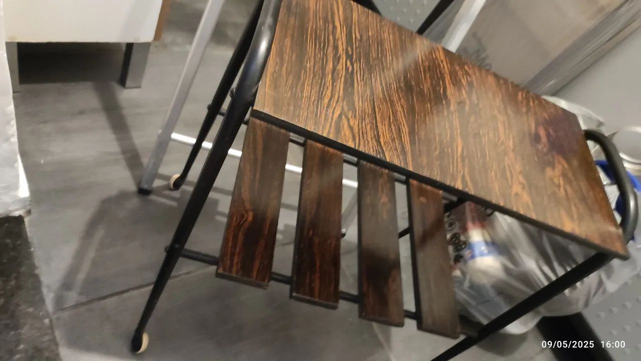 Mesa de apoio em madeira e fórmica antiga com estrutura de ferro e rodízios linda versatil - Foto 3