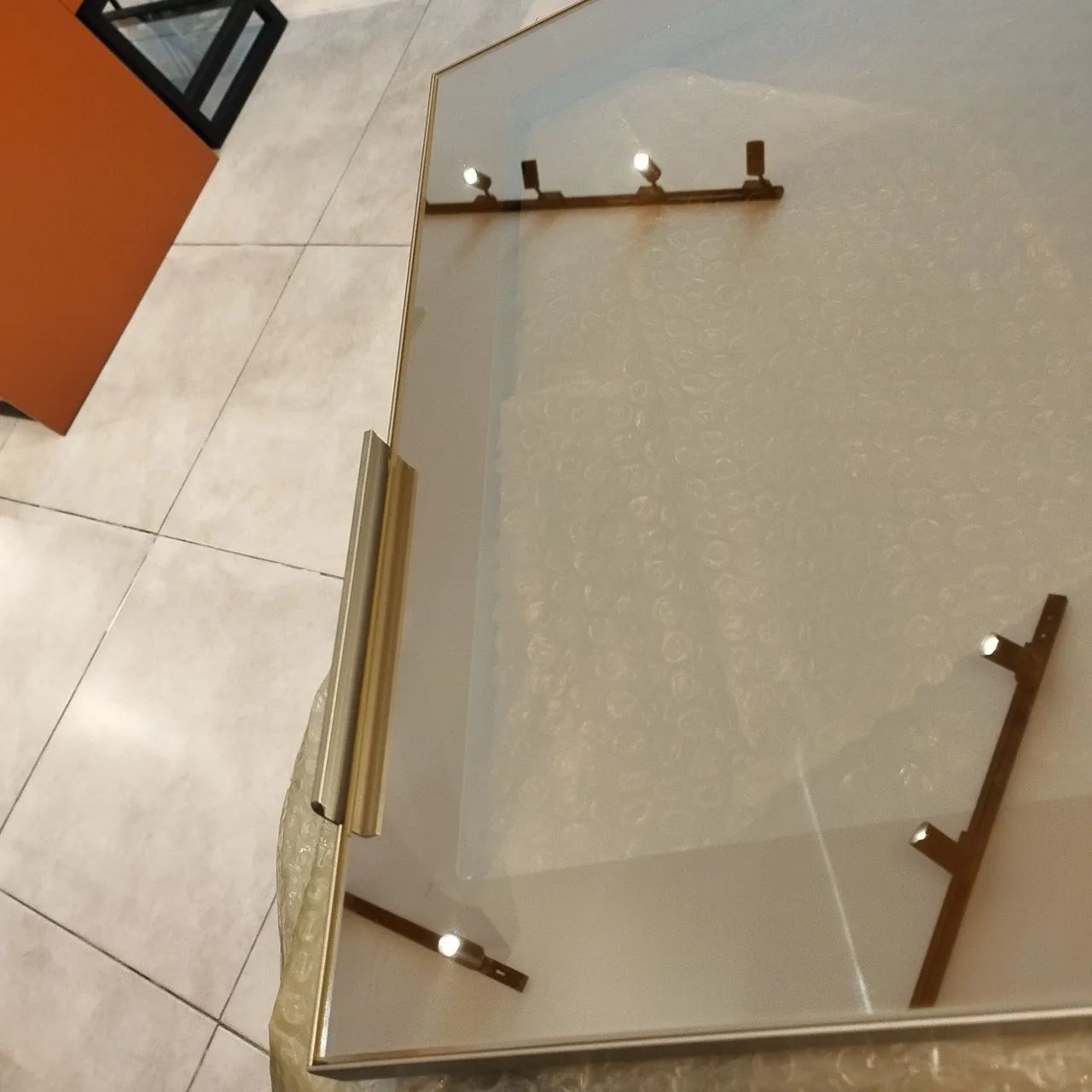 Porta com perfil em alumínio e vidro bronze - Foto 3