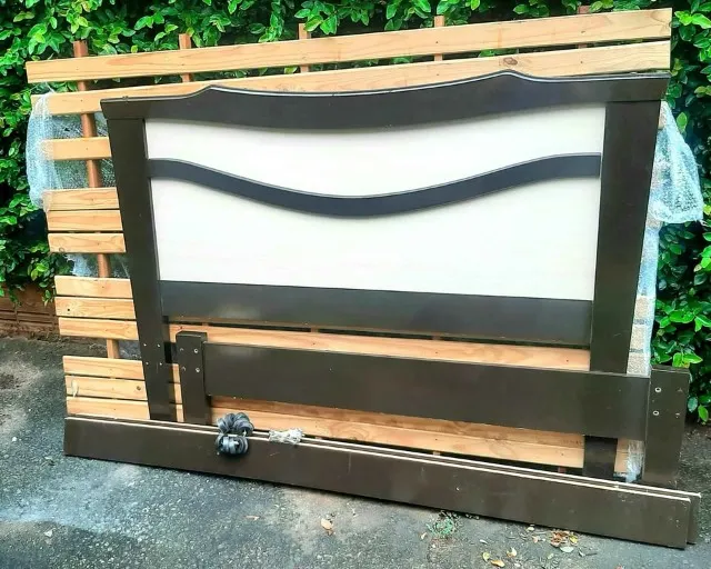 Cama de casal BARATA para vender hoje 1,30 m com estrado perfeito bem conservada não entre