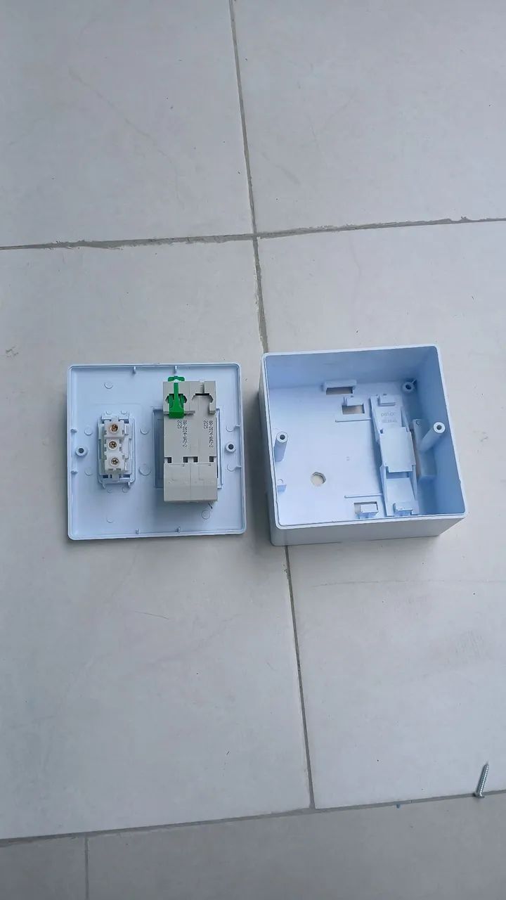 Caixa com disjuntor e tomada - Foto 2