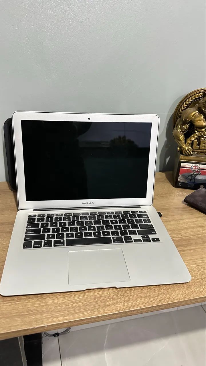 MacBook Air A1466 13.3" prata 8GB de Ram 128GB SSD Intel Core i5 - Foto 4