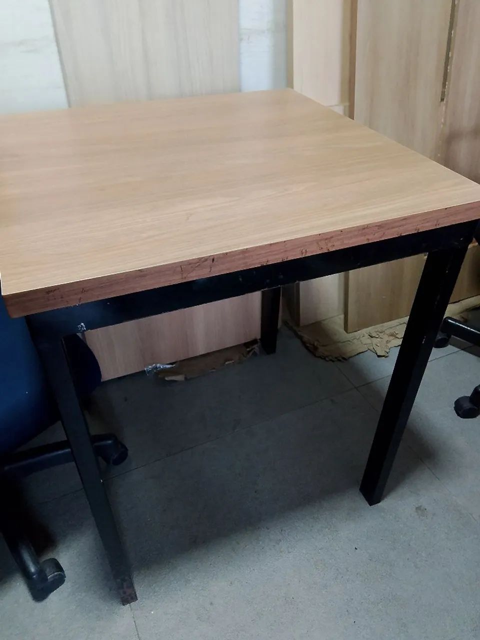 Mesa MDF 90x90  em ótima condição de uso 