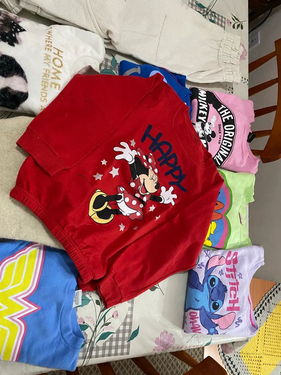 10 blusas  e calça e duas saias fantasias valor 100$