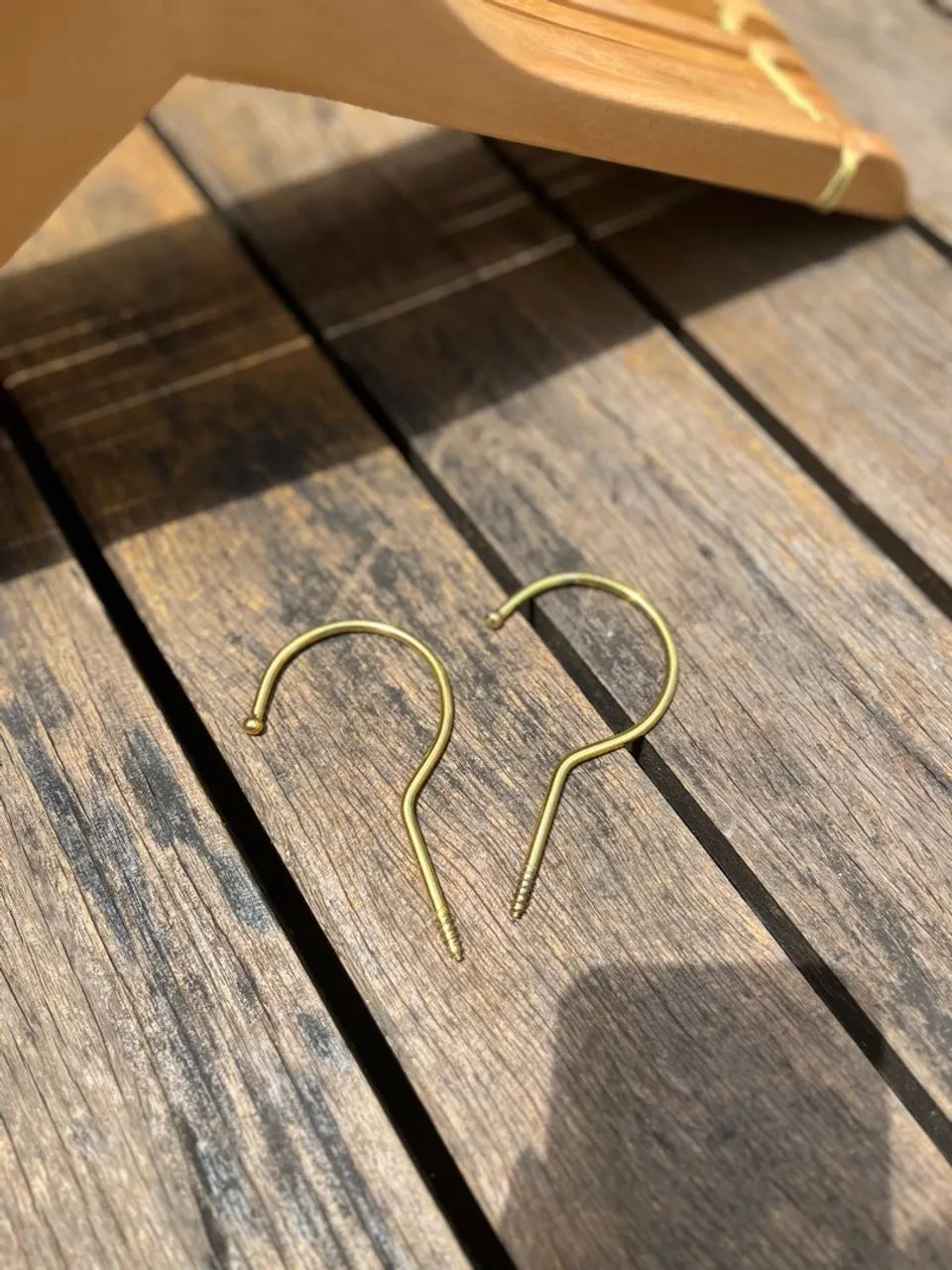 Cabide de madeira com gancho dourado - NOVO - Foto 2