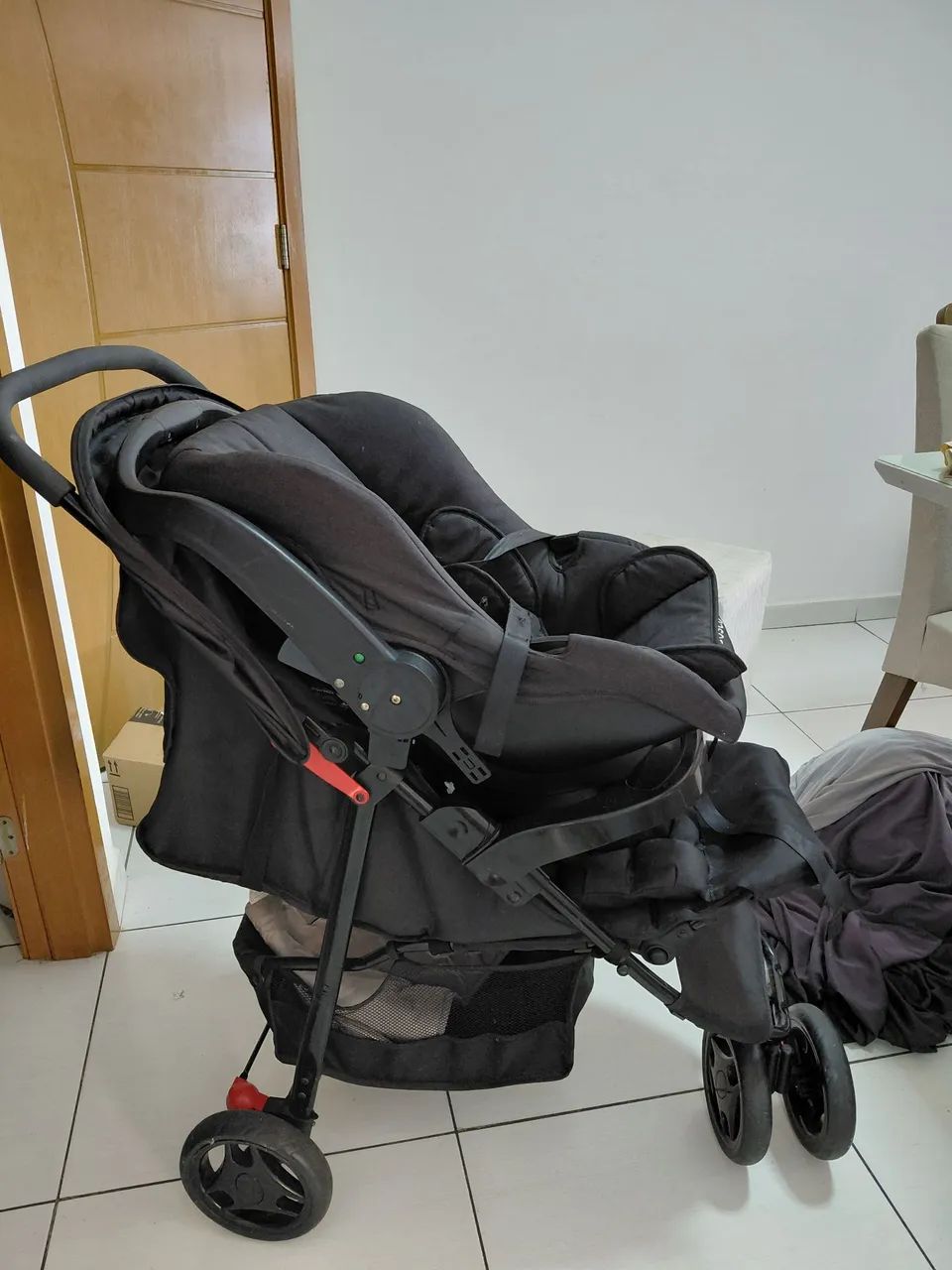 Carrinho dr bebê e um bebê conforto para Carro - Foto 2