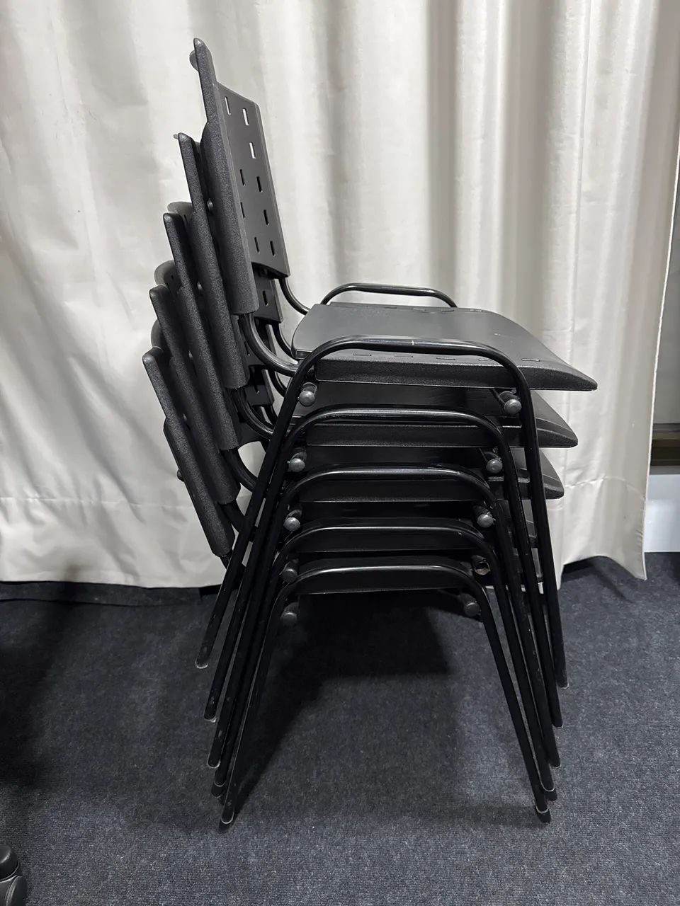 Cadeira de Plástico de Preto - Foto 3
