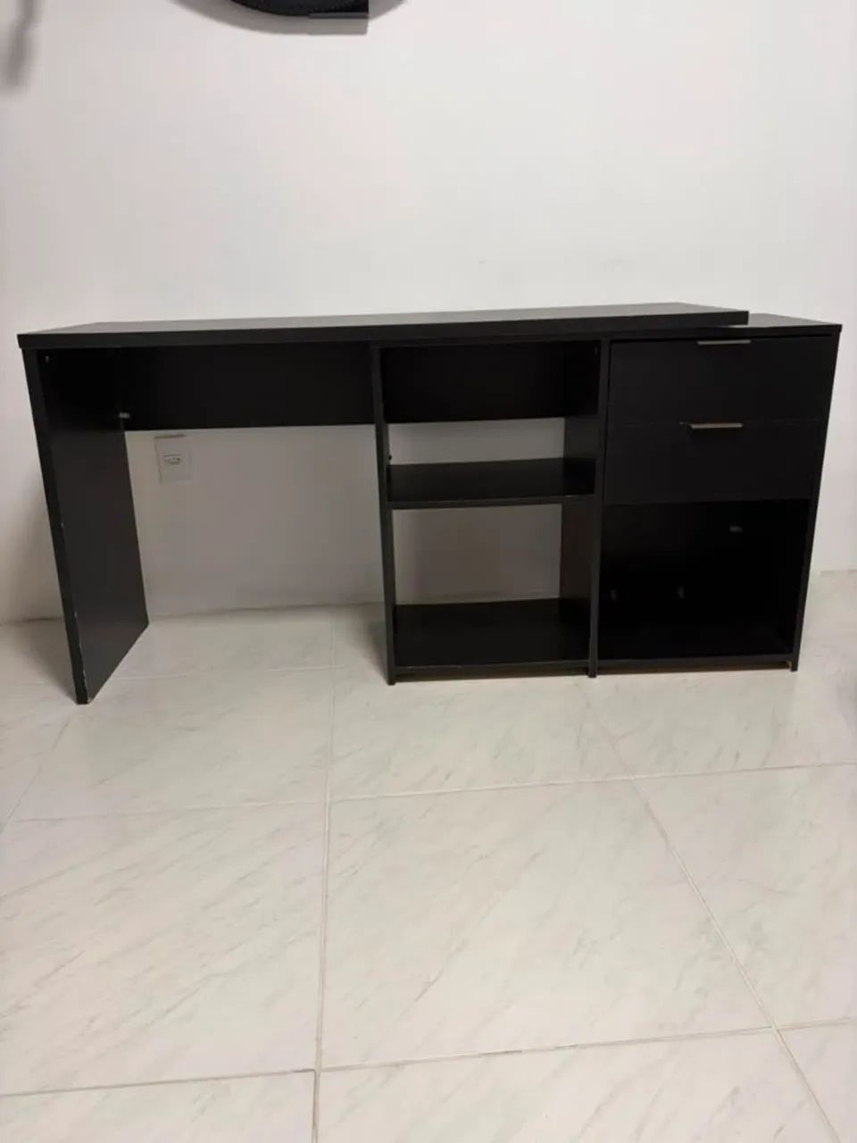 Escrivaninha preta usada