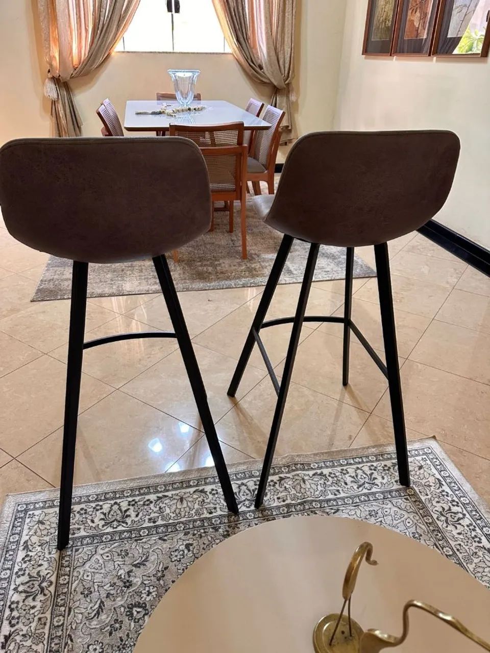 Banqueta Alta Estofada com Base de Metal - Moderna - Foto 5