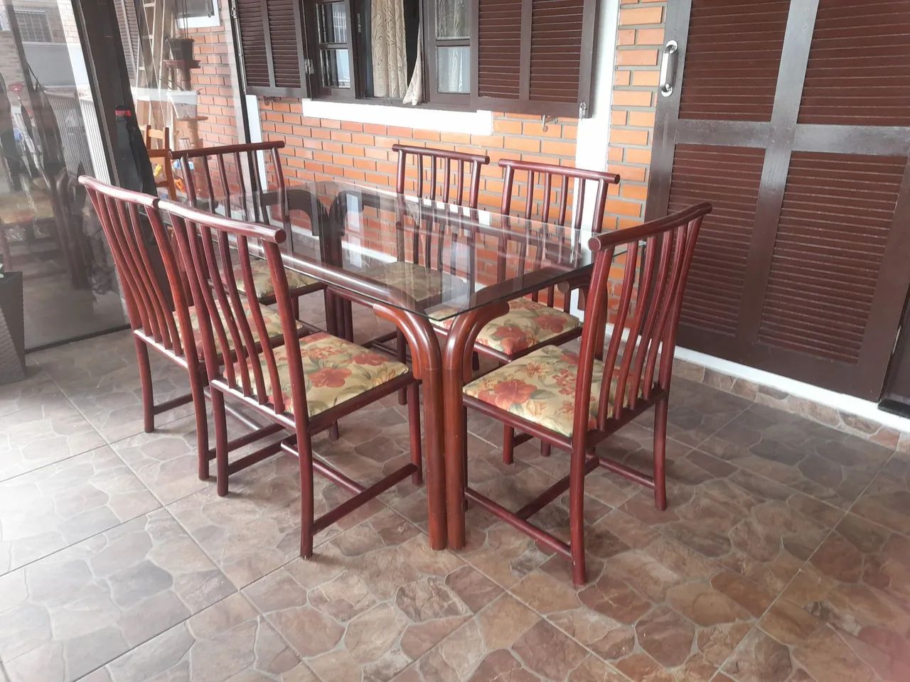 Mesa de jantar de vidro com 6 cadeiras