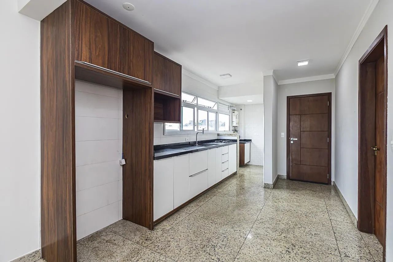 Apartamento com suíte, sacada com churrasqueira e vaga coberta! - Foto 3