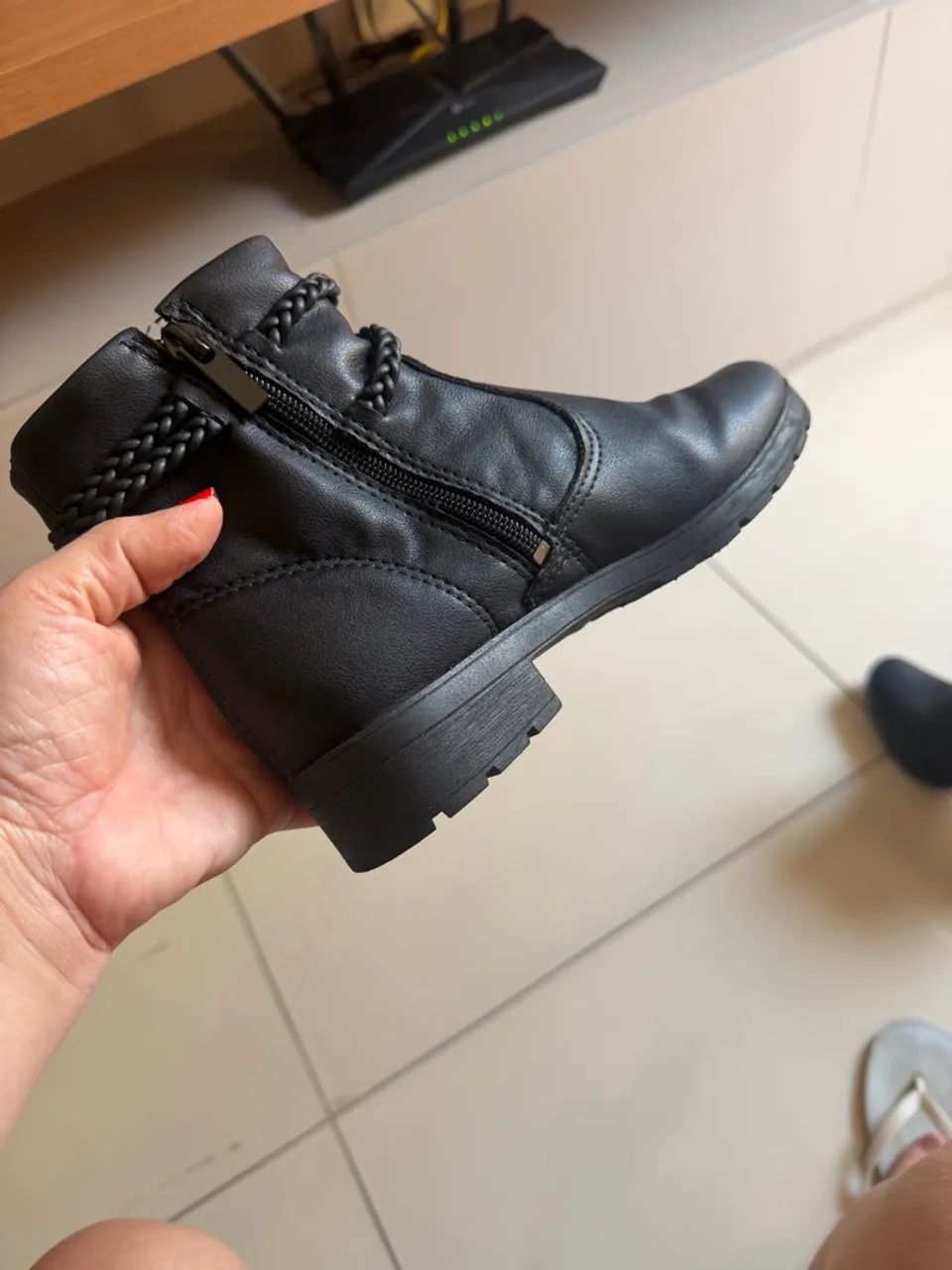 Bota preta tamanho 32 - Foto 2