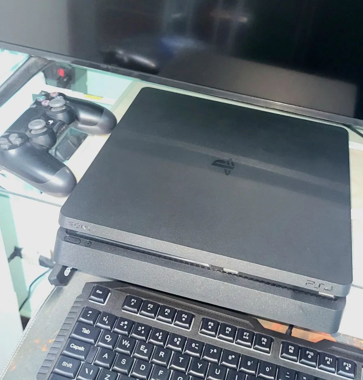 Vendo ps4 7 jogos mais controle - Foto 3