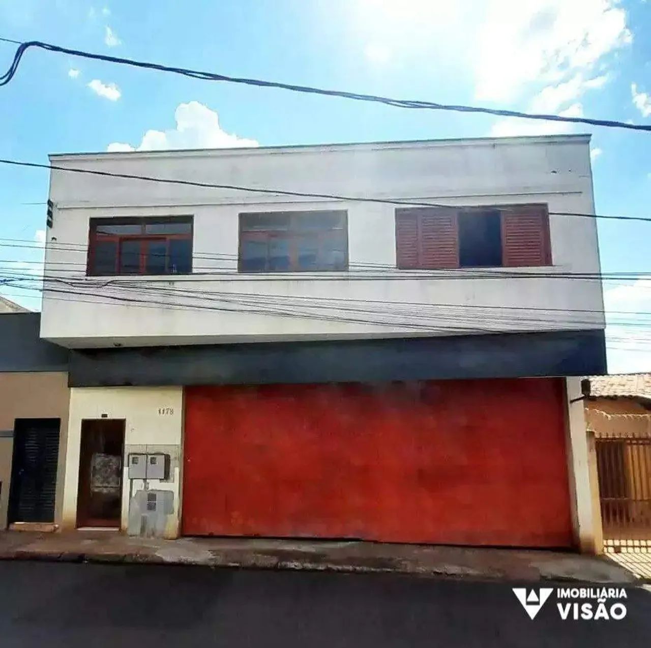 CASA À VENDA 05 QUARTOS, 01 SUÍTE E GALPÃO NO BAIRRO CENTRO