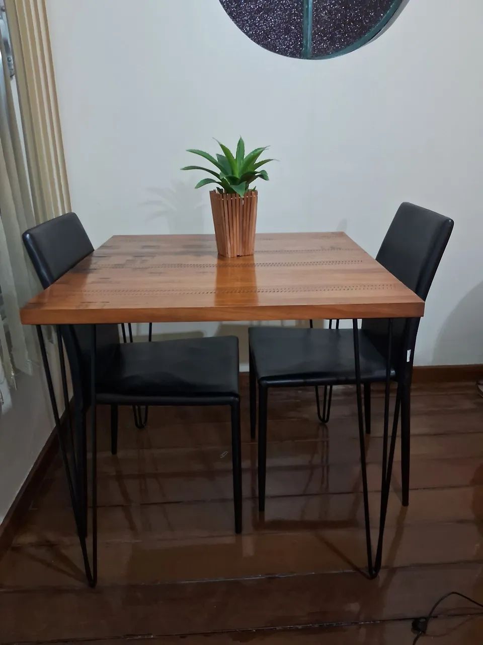 Mesa com 02 cadeiras