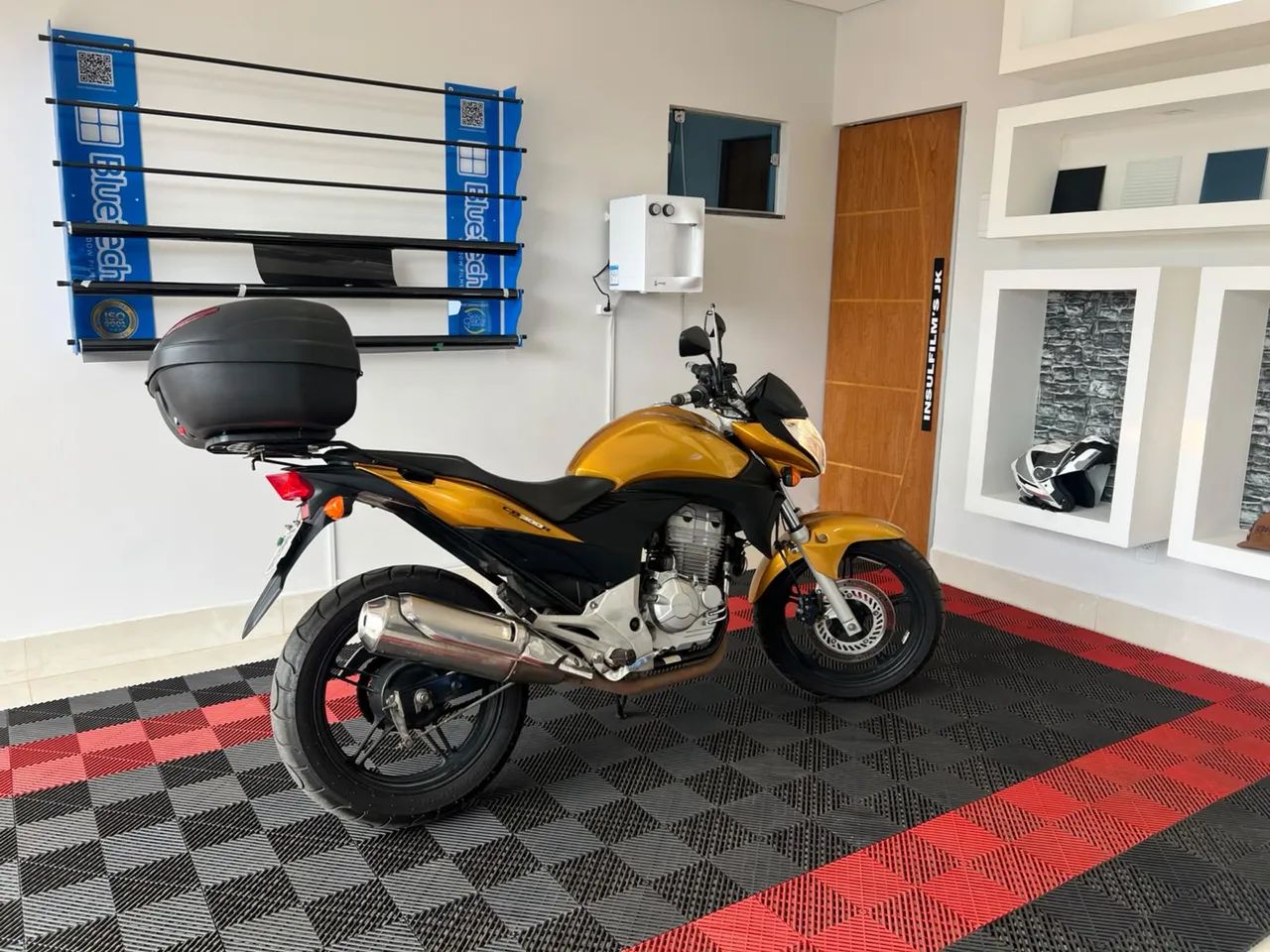 CB 300 Super nova e KM baixo 