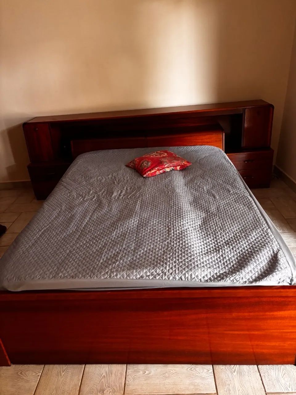 Cama com cabeceira e bau de madeira