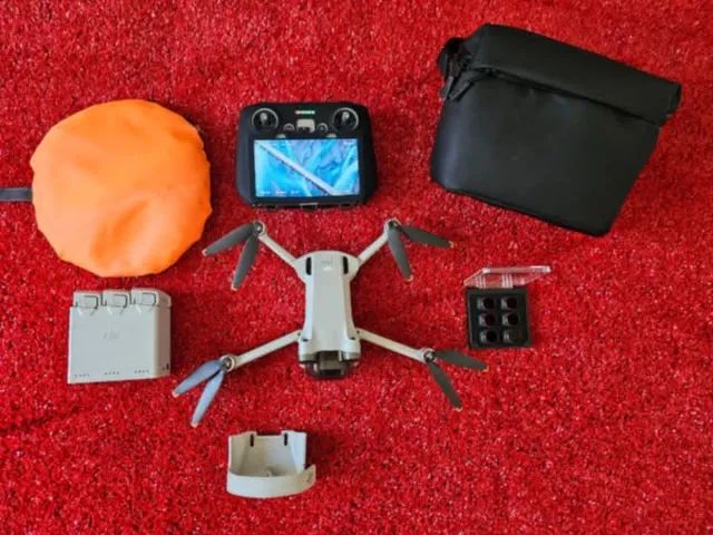 Drone DJI Mini 3 Pro com kit Fly More. Controle com Tela . Zap *