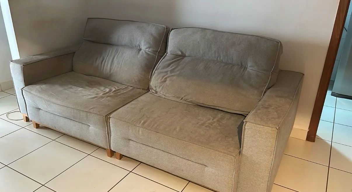 Sofá Cinza Retrátil com Pés de Madeira - R$ 800 - Foto 2