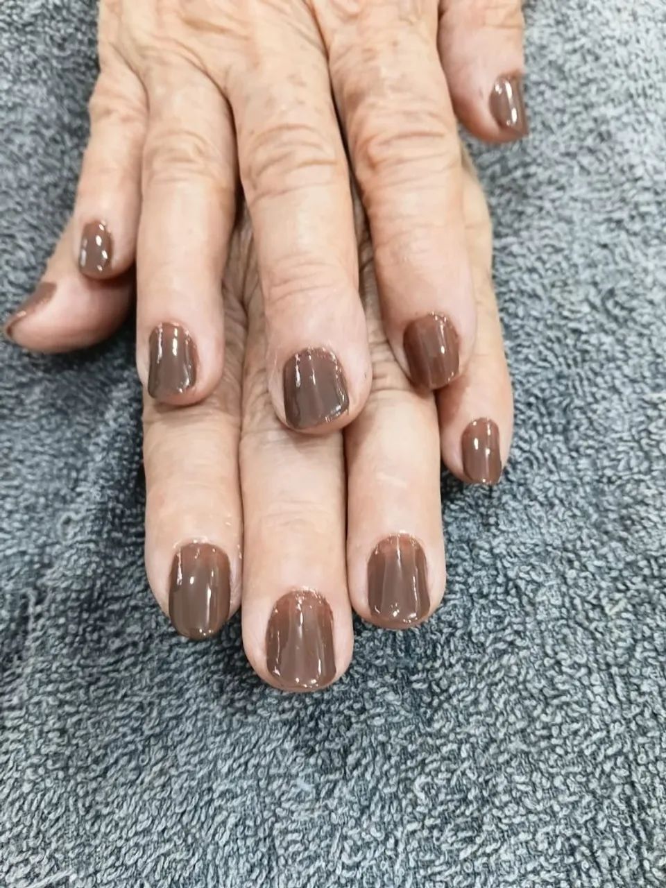 Precisa de manicure. 