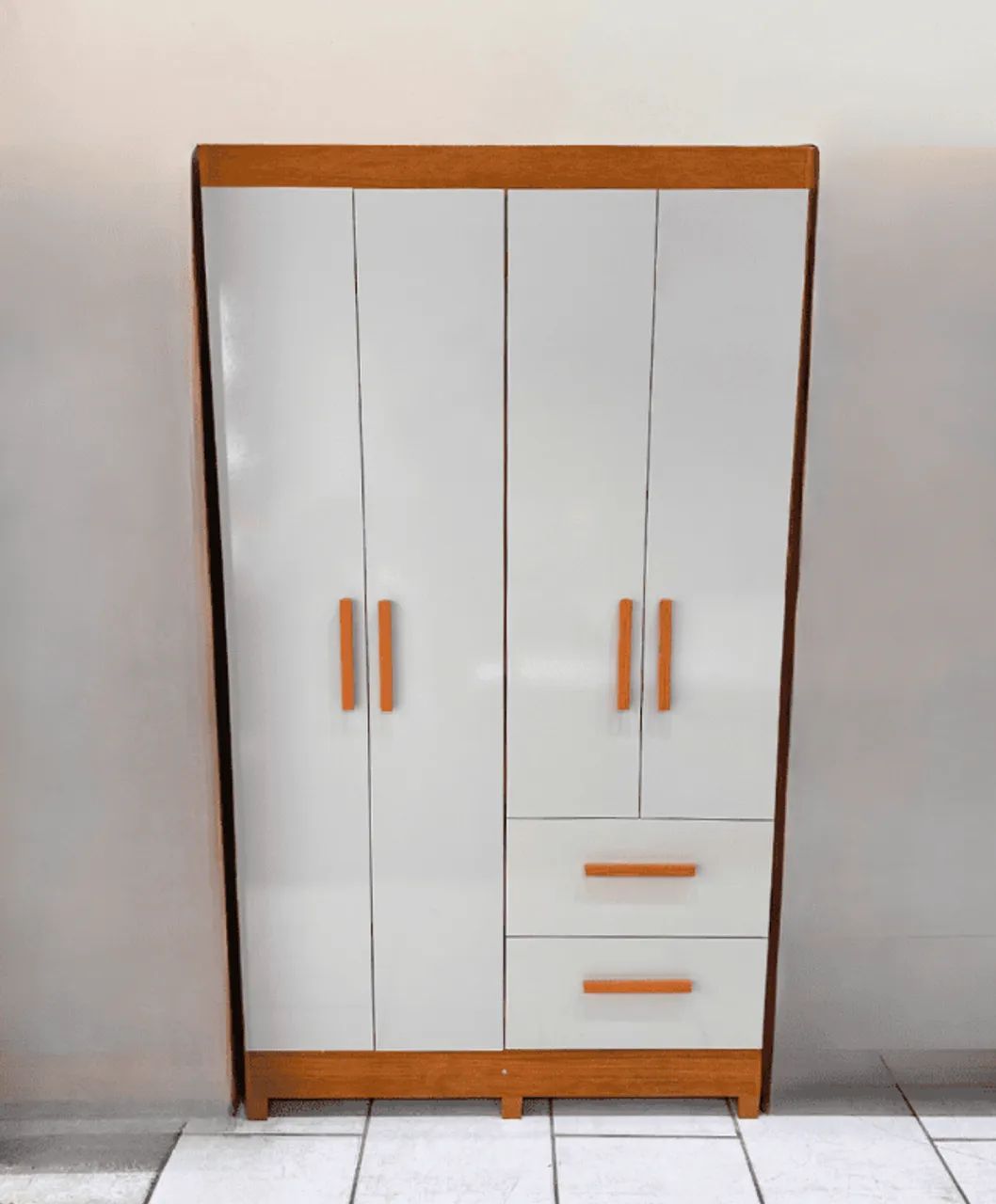Guarda roupa estrela com 4 portas e 2 gavetas