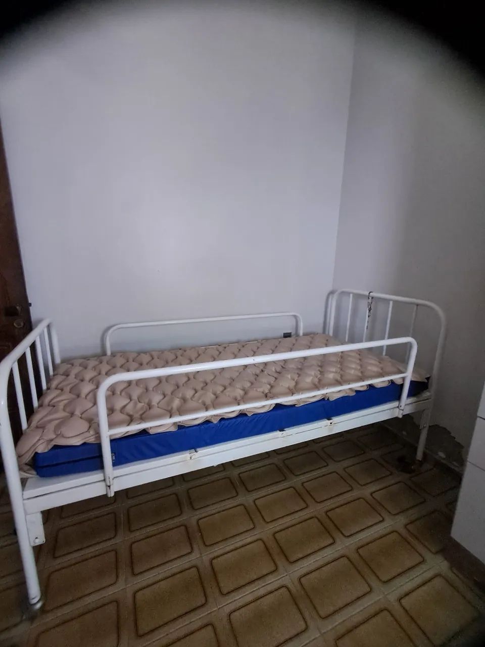 Cama hospitalar com os 02 colchões.  - Foto 2