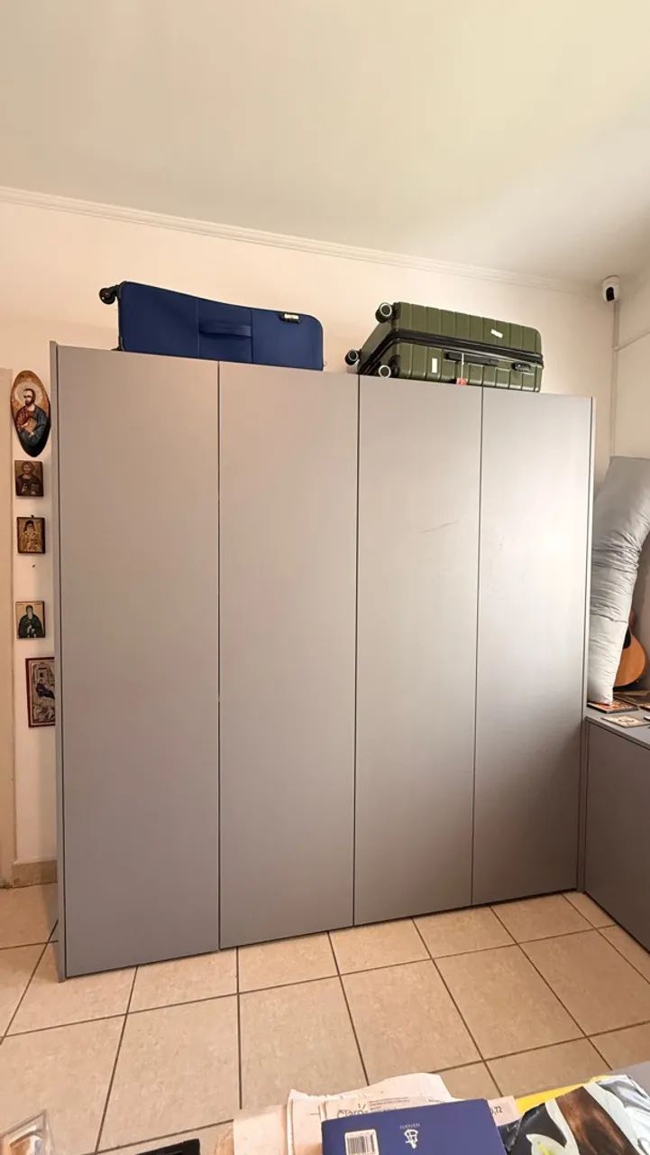 ARMÁRIO OU GUARDA ROUPA 