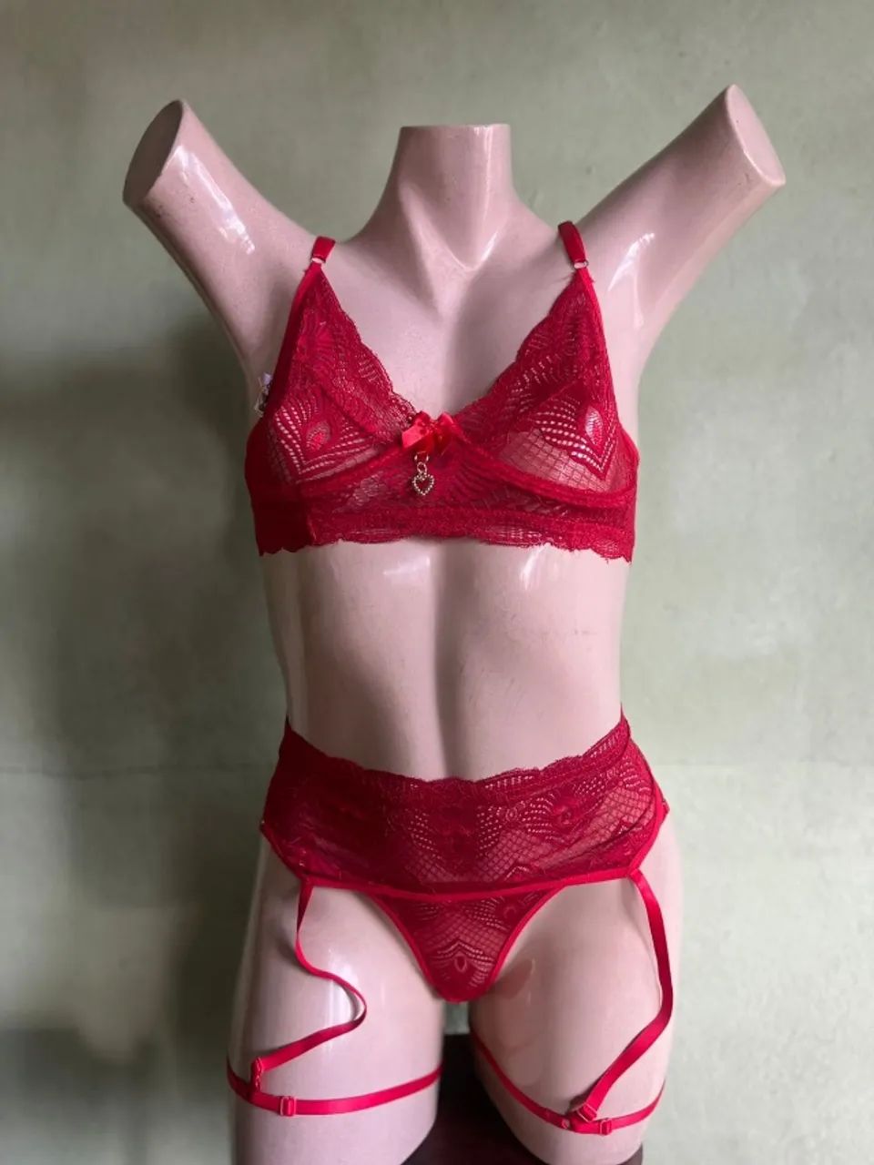 Lingerie vermelha rendada com cinta liga