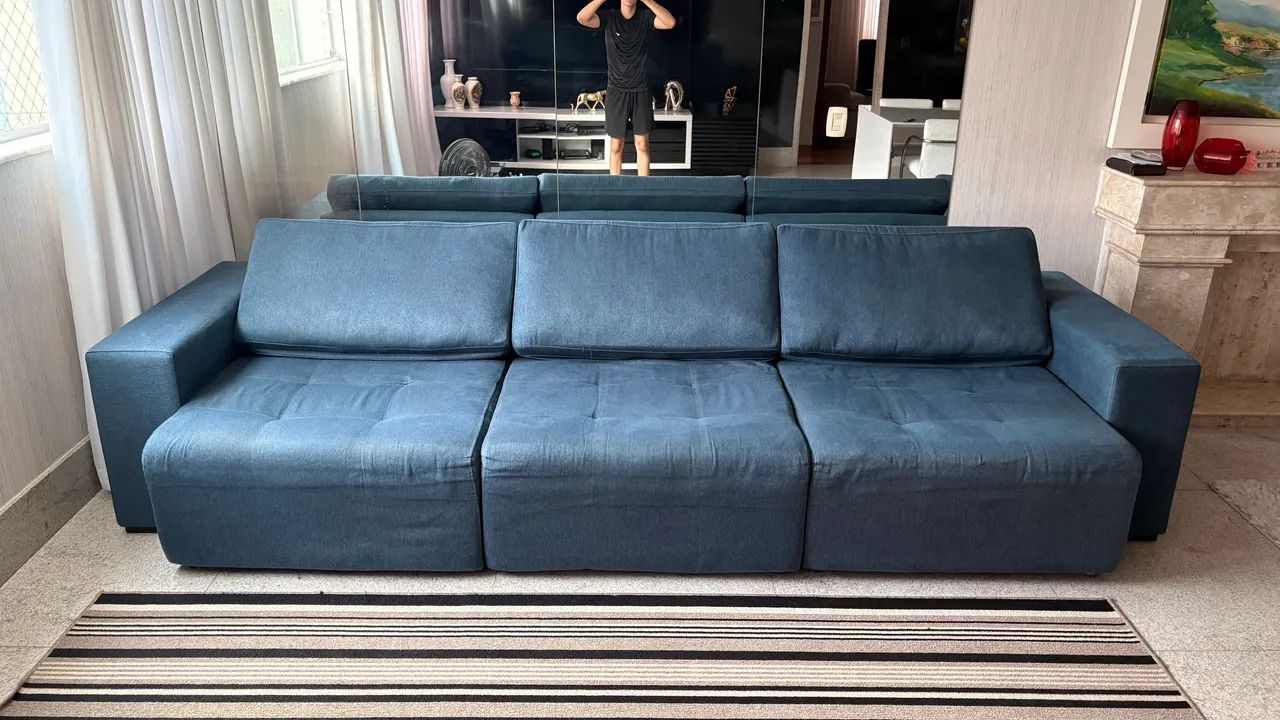 Sofá Cama retrátil de linho azul marinho mais 2 puffs de mesma cor e tecido de brinde