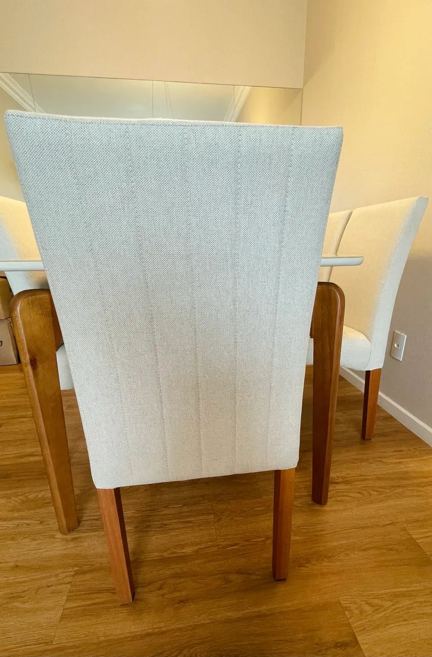Mesa de jantar e 6 cadeiras 