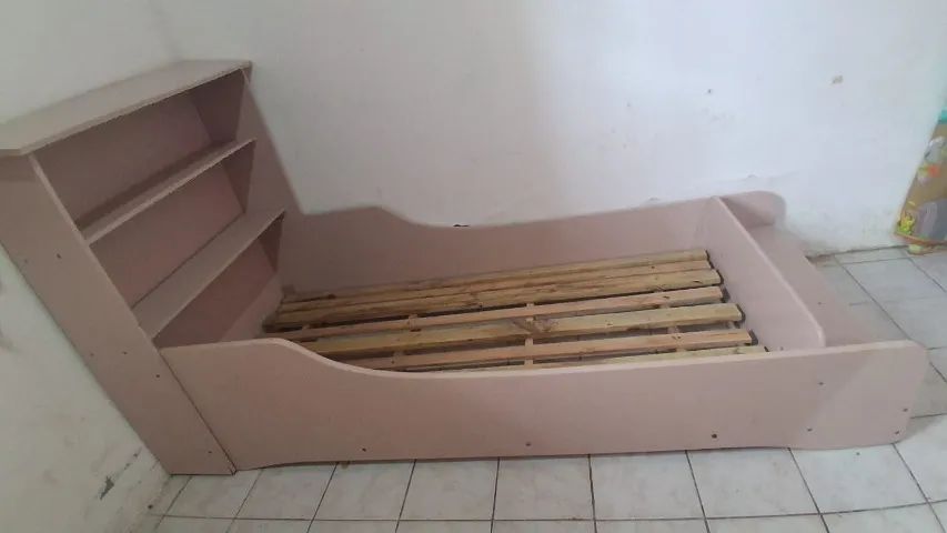Cama Infantil (Mini Cama) Rosa com Prateleiras Integradas