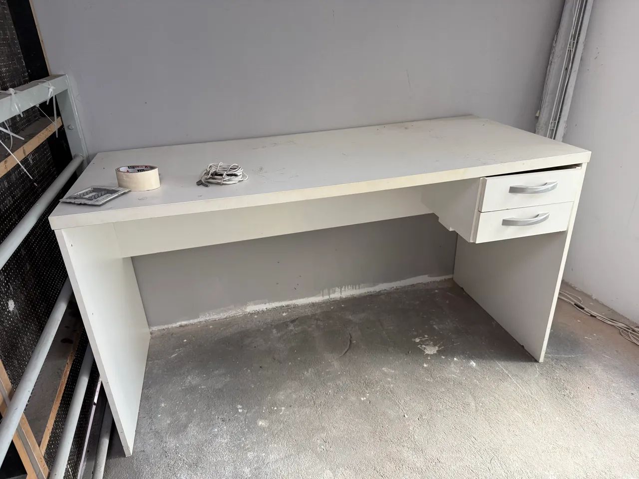 Mesa de escritório com gavetas - Foto 2